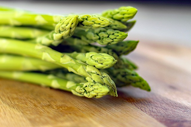 Close-up of cooked asparagus spears on a plate, highlighting their vibrant green color and texture. (can dogs eat asparagus)