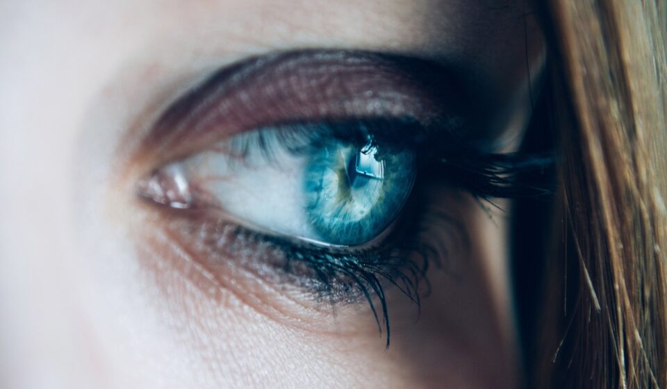 cat eyes dilated pupil